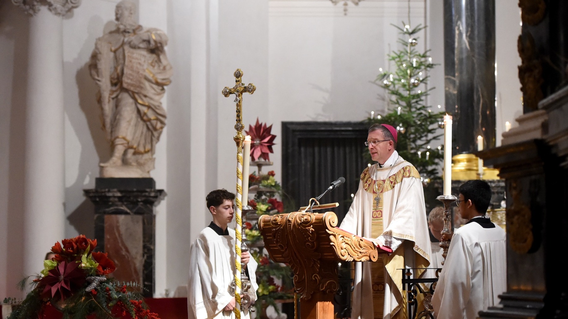 Christmette im Fuldaer Dom - An der Krippe die Weihnachtsbotschaft erleben. Foto: Bistum Fulda / Marzena Seidel