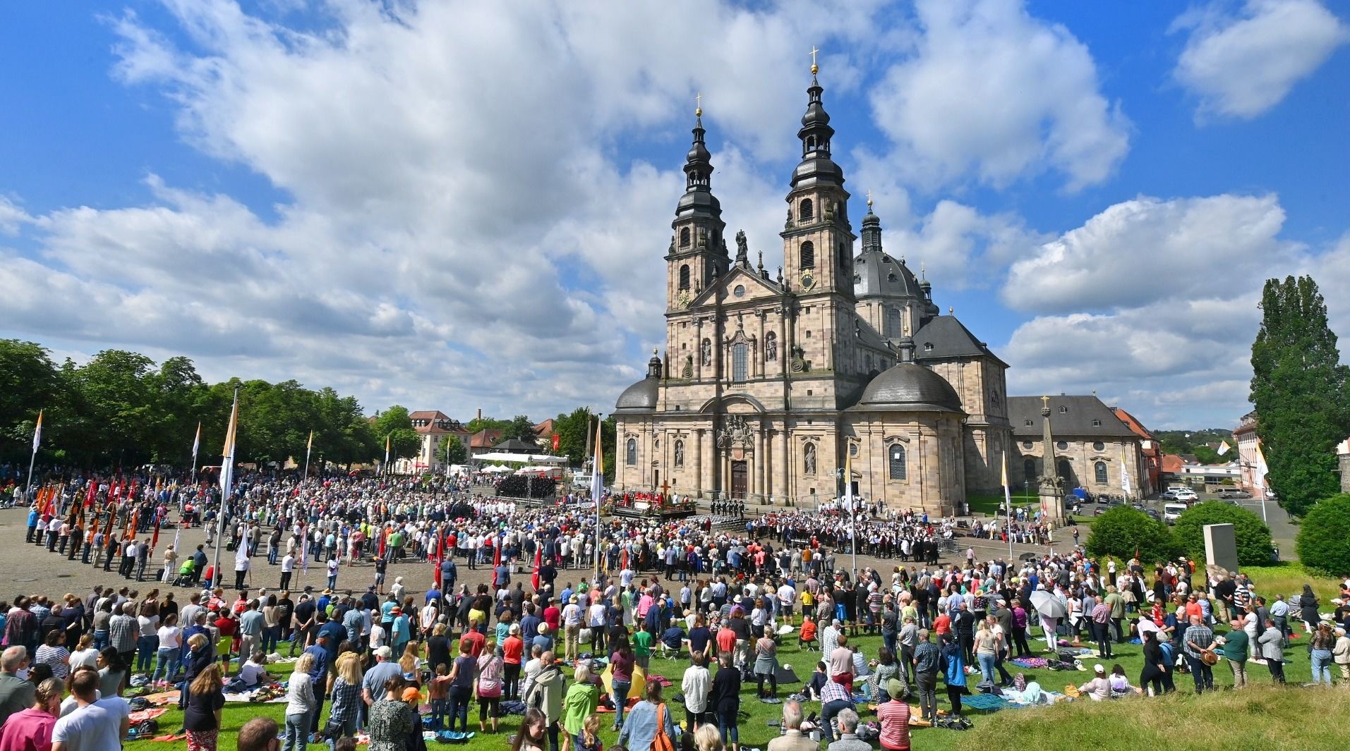 Beim traditionsreichen Bonifatiusfest in Fulda hatten sich mehr als 6000 Gläubige auf dem Domplatz versammelt. Foto: Bistum Fulda / Dr. A. Müller