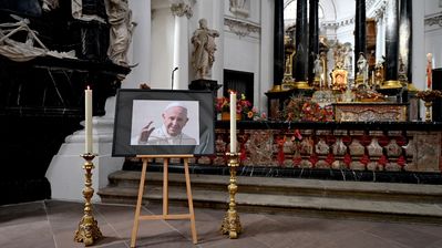 Im Fuldaer Dom ist ein Ort für das Gebet und das Gedenken an Papst Franziskus eingerichtet und ein Kondolenzbuch ausgelegt worden. Foto: Bistum Fulda / Marzena Seidel