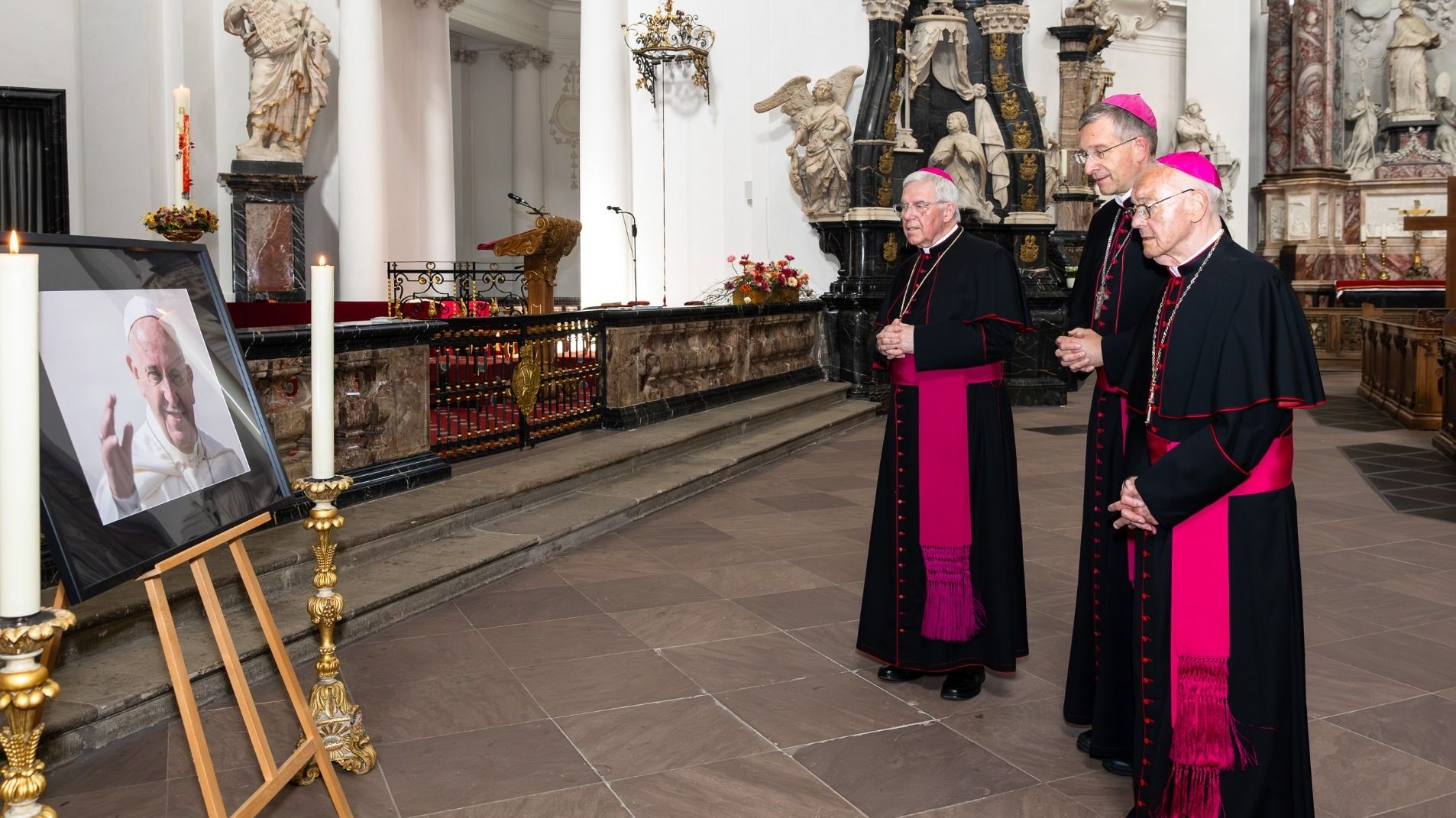 Im Fuldaer Dom ist ein Ort der Trauer und des Gedenkens für den verstorbenen Papst Franziskus eingerichtet worden. Dort gedenken (v. l.) Weihbischof Prof. Dr. Karlheinz Diez, Bischof Dr. Michael Gerber und Bischof em. Heinz Josef Algermissen des Heiligen Vaters. Foto: Bistum Fulda / Burkhard Beintken 