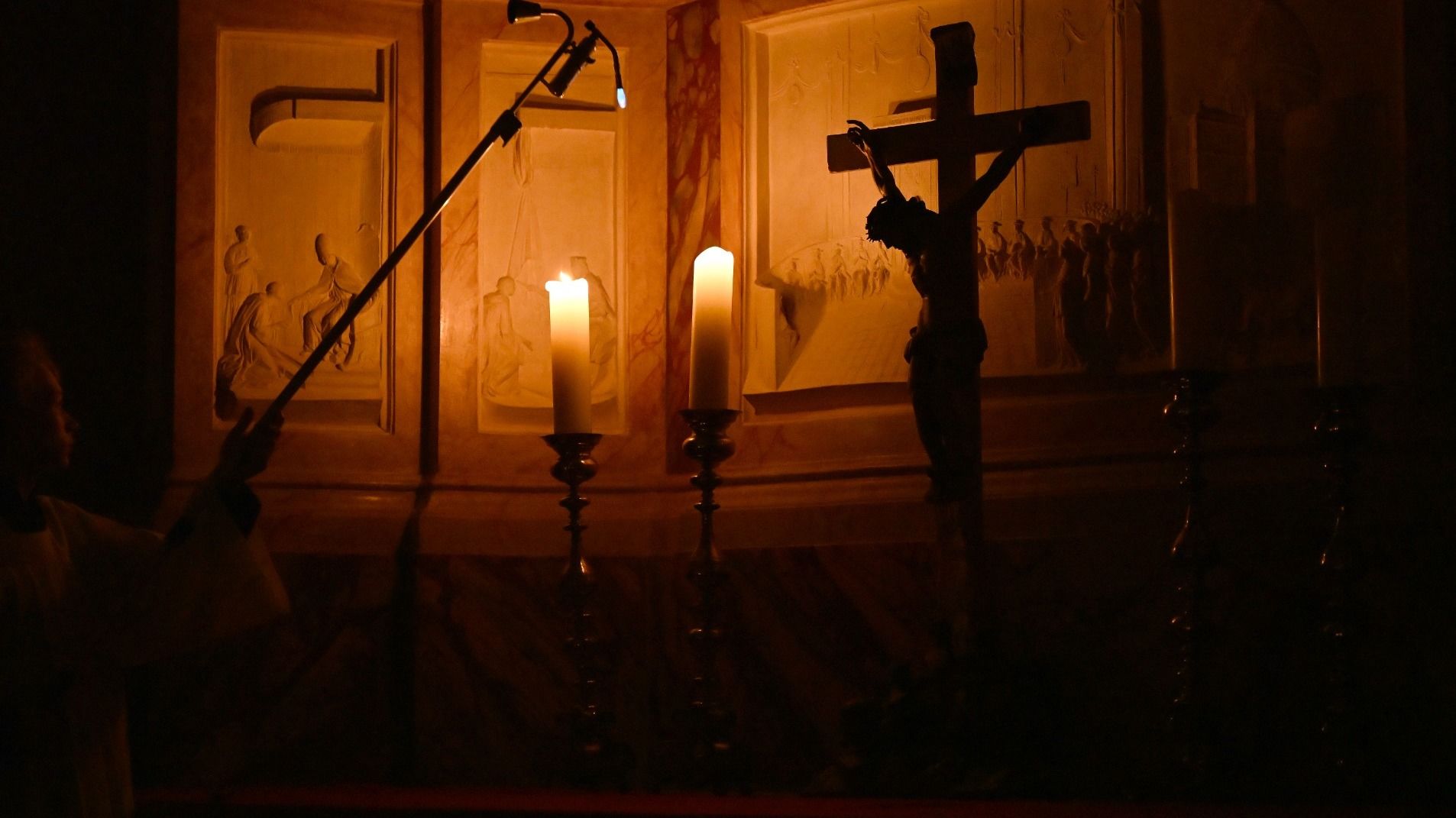 Die Feier der Osternacht ist der Höhepunkt des liturgischen Jahres in der katholischen Kirche. Sie beginnt oft schon nach Einbruch der Dunkelheit am Karsamstag oder am frühen Morgen vor Sonnenaufgang am Ostersonntag. Foto: Bistum Fulda / Marzena Seidel