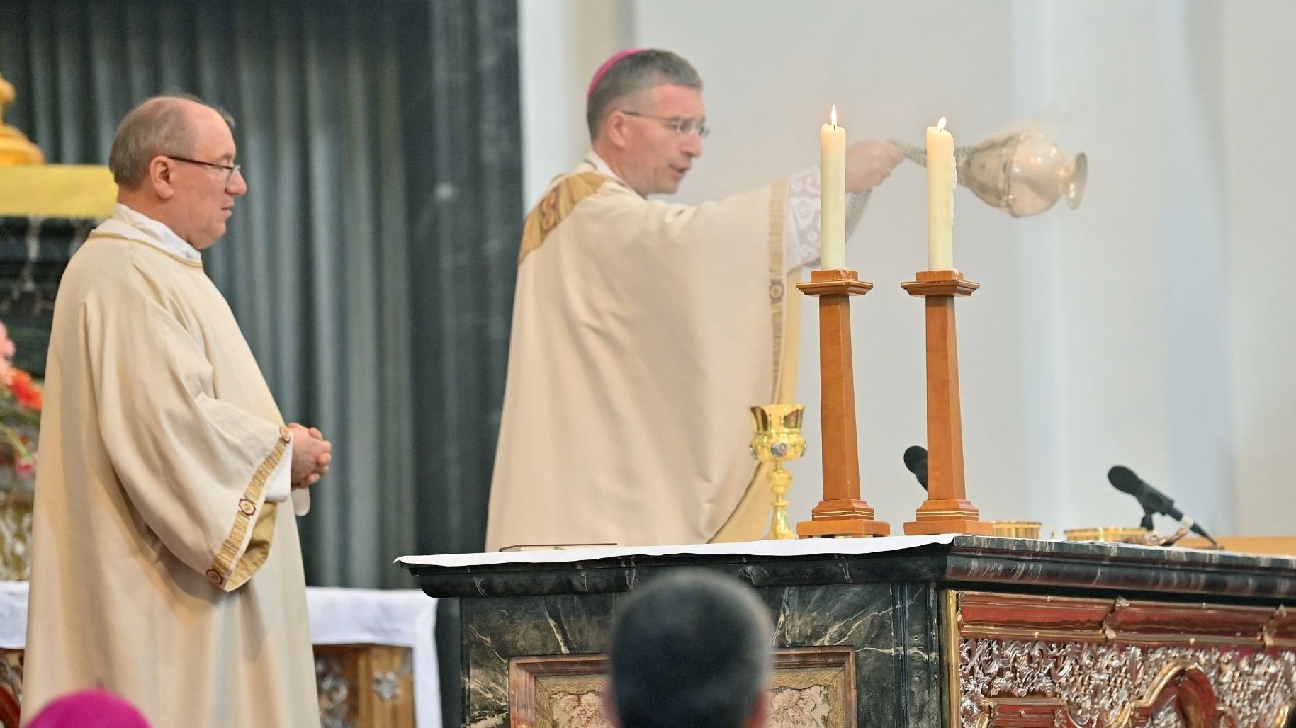 Ein besonderes österliches Zeichen waren die zwei einfachen hölzerne Leuchter. Sie wurden vor über 80 Jahren von inhaftierten Priestern im Dachauer Konzentrationslager aus einfachsten Materialien gefertigt. Foto: Bistum Fulda / Dr. A. Müller