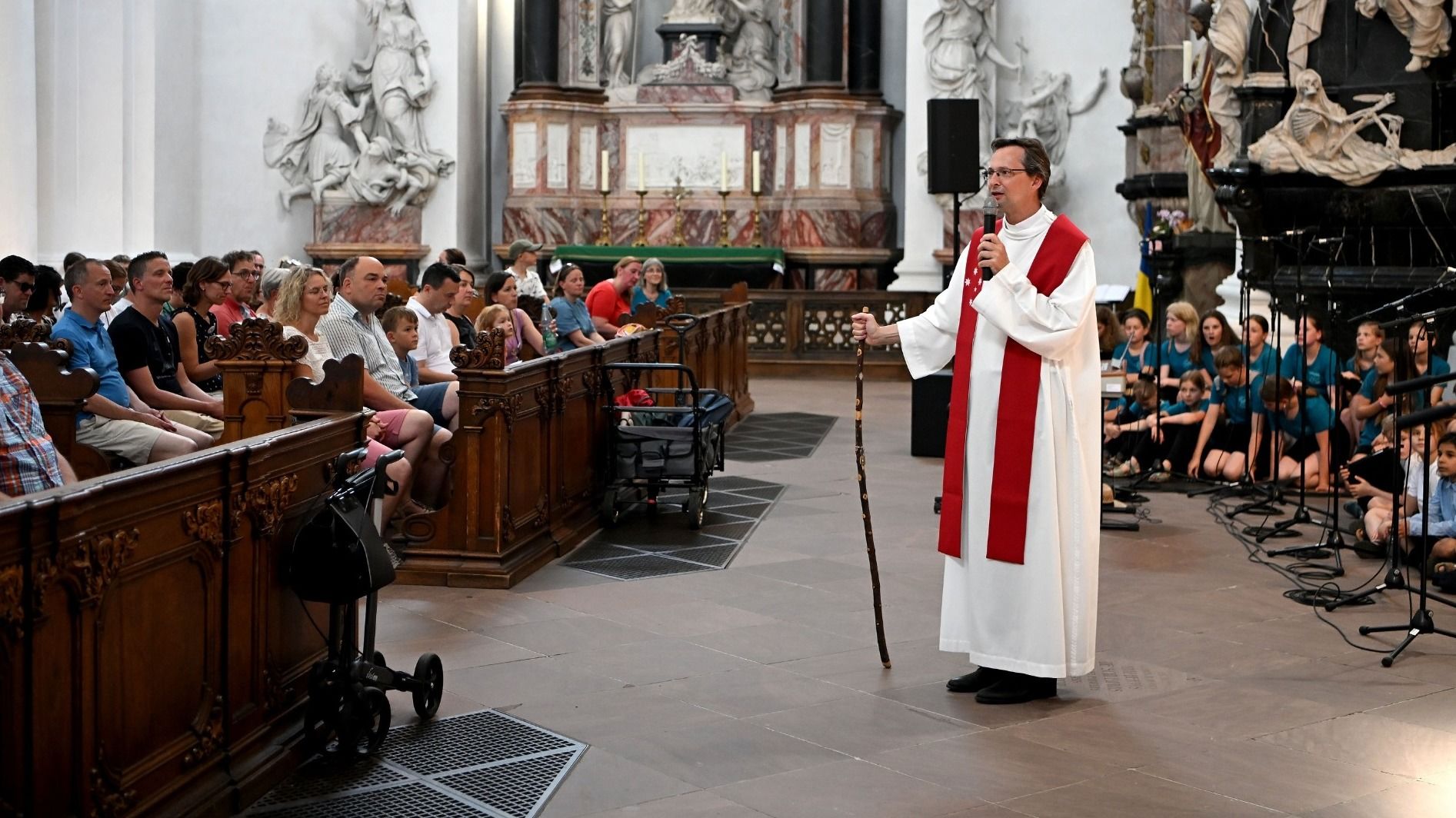 Einer der Höhepunkte: Der Familiengottesdienst mit Domkapitular Renze im Fuldaer Dom. Foto: Bistum Fulda / Marzena Seidel
